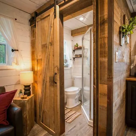 Cozy Cabin Little Red Hen 12 Min To Magnolia Waco Exterior photo