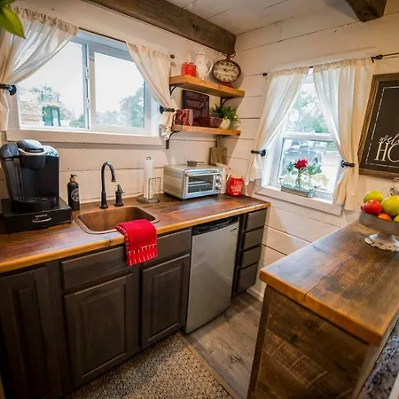 Cozy Cabin Little Red Hen 12 Min To Magnolia Waco Exterior photo