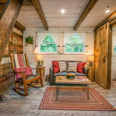 Cozy Cabin Little Red Hen 12 Min To Magnolia Waco Exterior photo
