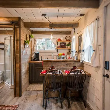 Cozy Cabin Little Red Hen 12 Min To Magnolia Waco Exterior photo
