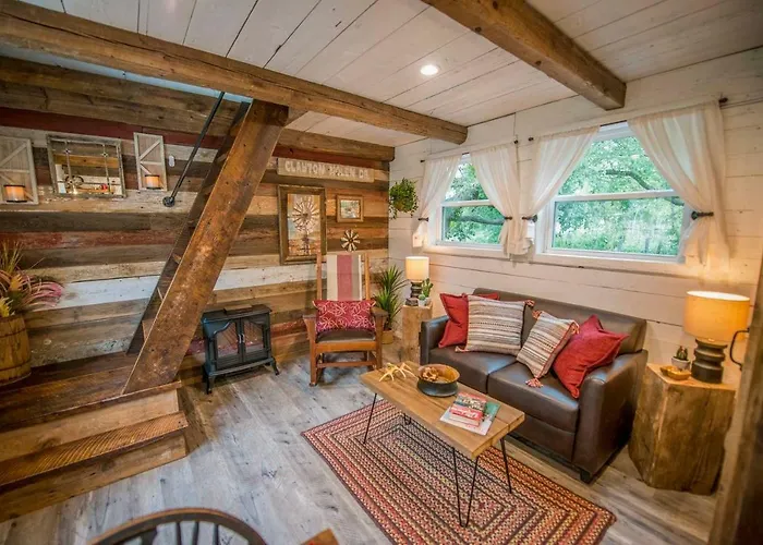 Cozy Cabin Little Red Hen 12 Min To Magnolia