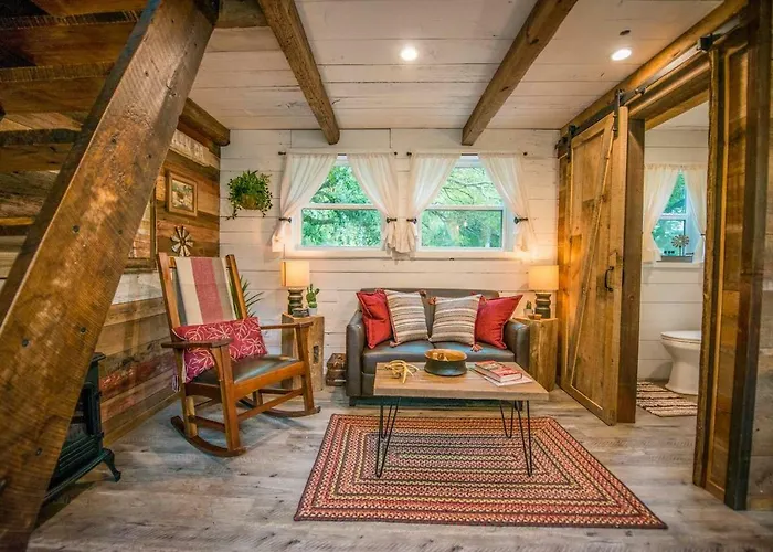 Cozy Cabin Little Red Hen 12 Min To Magnolia