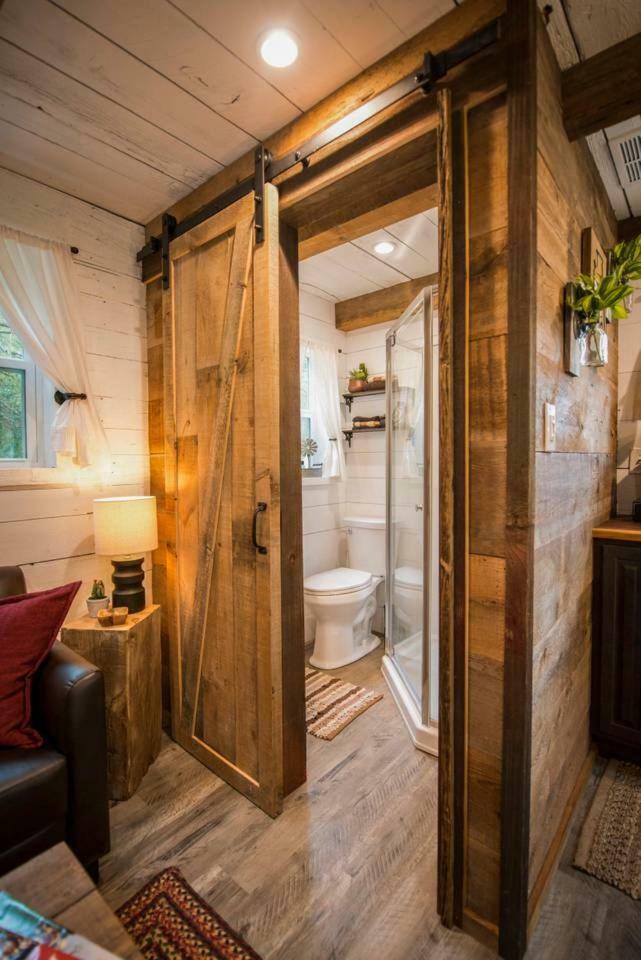 Holiday home Cozy Little Red Hen 12 Min To Magnolia