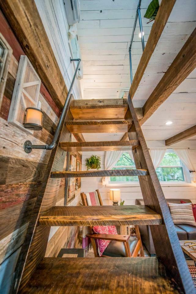Holiday home Cozy Little Red Hen 12 Min To Magnolia Waco