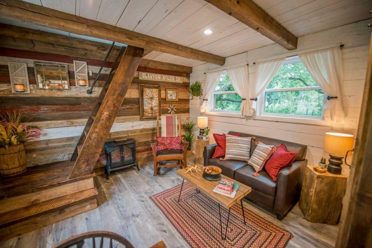 Holiday home Cozy Little Red Hen 12 Min To Magnolia Waco