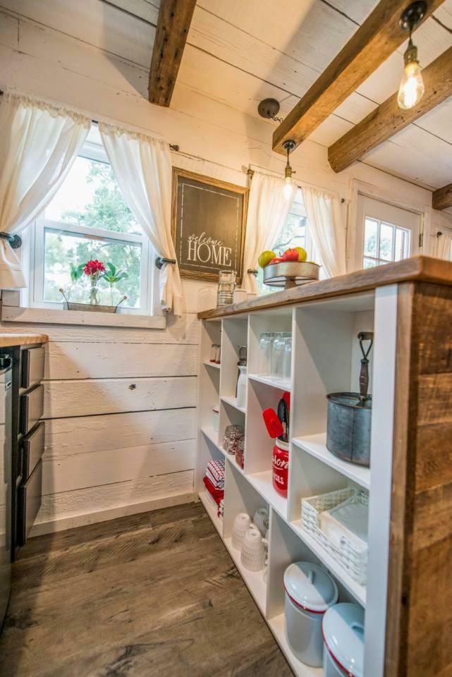 Holiday home Cozy Little Red Hen 12 Min To Magnolia