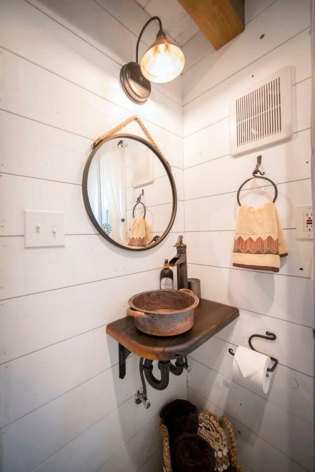 Holiday home Cozy Little Red Hen 12 Min To Magnolia