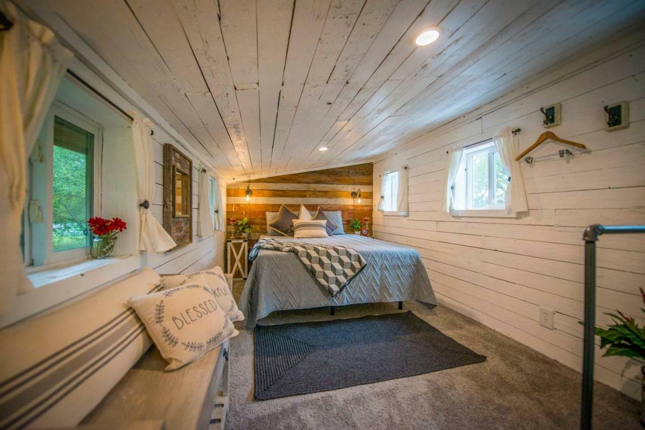 Cozy Little Red Hen 12 Min To Magnolia Holiday home *