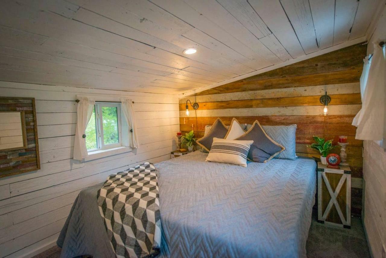 Holiday home Cozy Little Red Hen 12 Min To Magnolia *