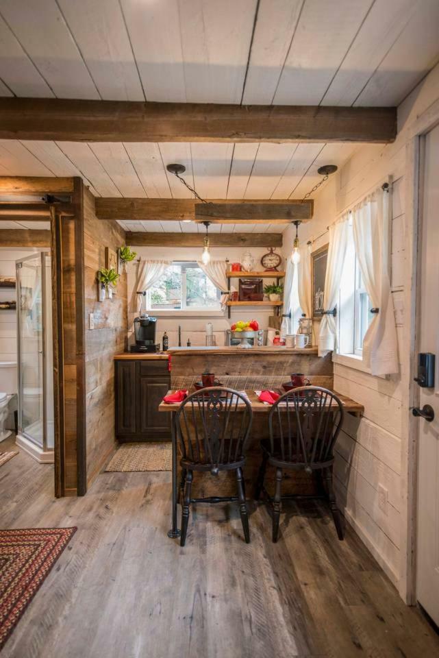 Holiday home Cozy Little Red Hen 12 Min To Magnolia